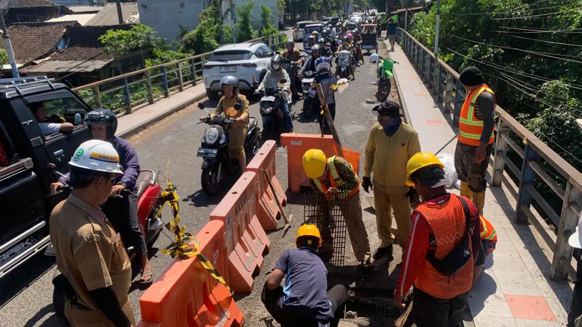 TERSENDAT: Arus lalu lintas di Jembatan Koncer sempat tersendat, akibat perbaikan bolongan pada jembatan (ILHAM/RJ)

