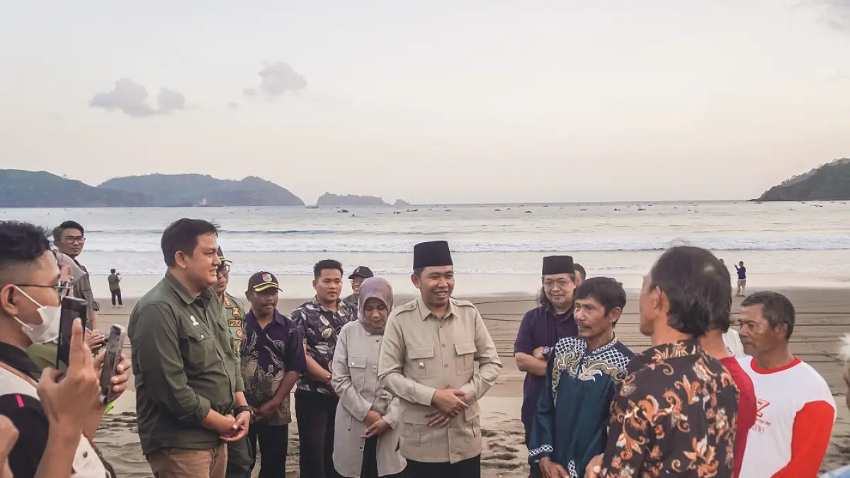 HIDDEN PARADISE: Bupati Jember Gus Fawait, saat mengeksplorasi Pantai Bandelait. Di sepanjang garis pantai ini, juga berjejer deretan destinasi menarik, mulai dari Pantai Cangakan dan Nanggelan, Watulo dan Papuma, hingga ke barat ke Pantai Paseban Kencong. (MAULANA/RADAR JEMBER)