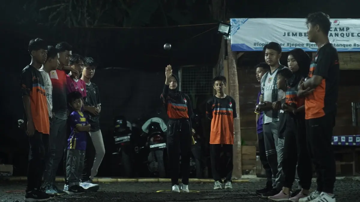 BIDIK SASARAN: Sejumlah atlet pétanque Jember berlatih bersama untuk persiapan Porprov Jatim 2027. (YULIO FA/RADAR JEMBER)