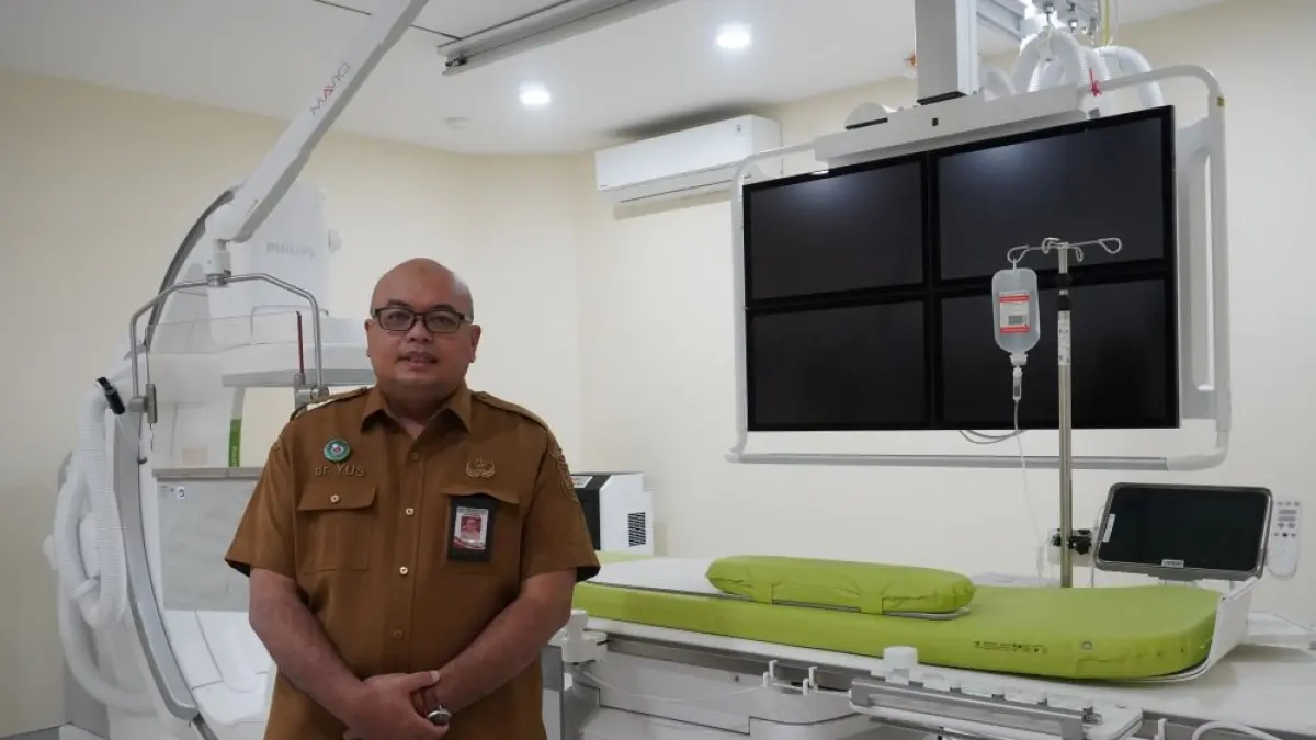 Direktur RSUD Koesnadi, dr. Yus Priyatna Adryanto saat berada di ruangan Cathlab (RSUD Koesnadi)
