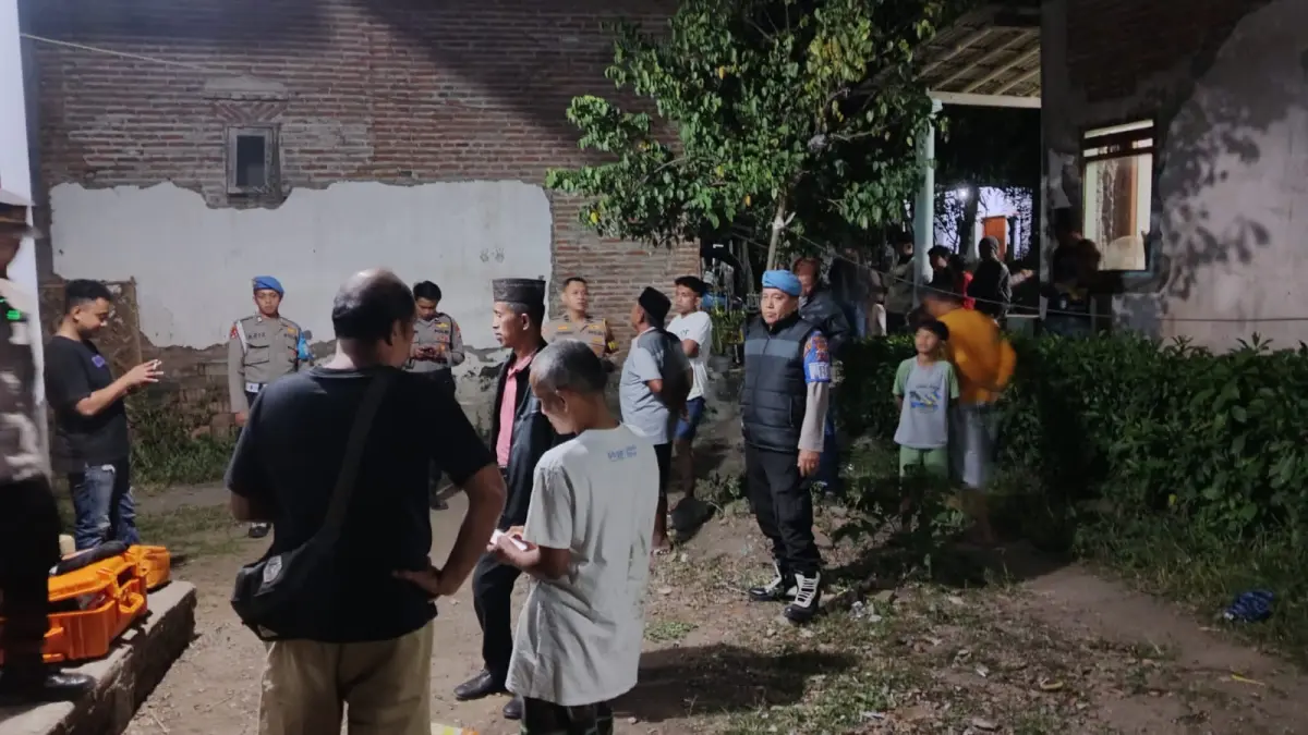 DITELUSURI: Anggota Polres Bondowoso melakukan olah tempat kejadian perkara, di lokasi penganiayaan yang dilakukan seorang suami terhadap istrinya sendiri. (BOBBY)