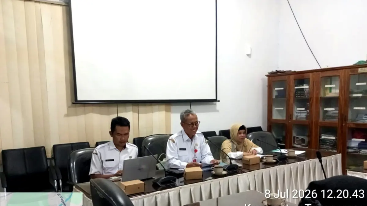 Mengiktui, Kepala Disnakkan Bondowoso, Hendri Widotono saat mengikuti rapat di Kantor DPRD Bondowoso (FAQIH/RJ)