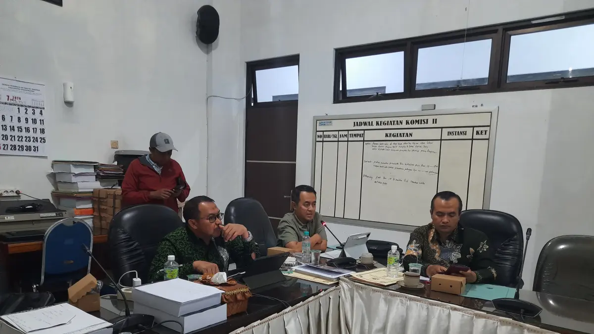 MENGIKUTI: Ketua Komisi II Tohari dan sejumlah anggota lainnya saat mengikuti raperda LKPJ APBD 2025 Dengan Diskoperindag (FAQIH/RJ)