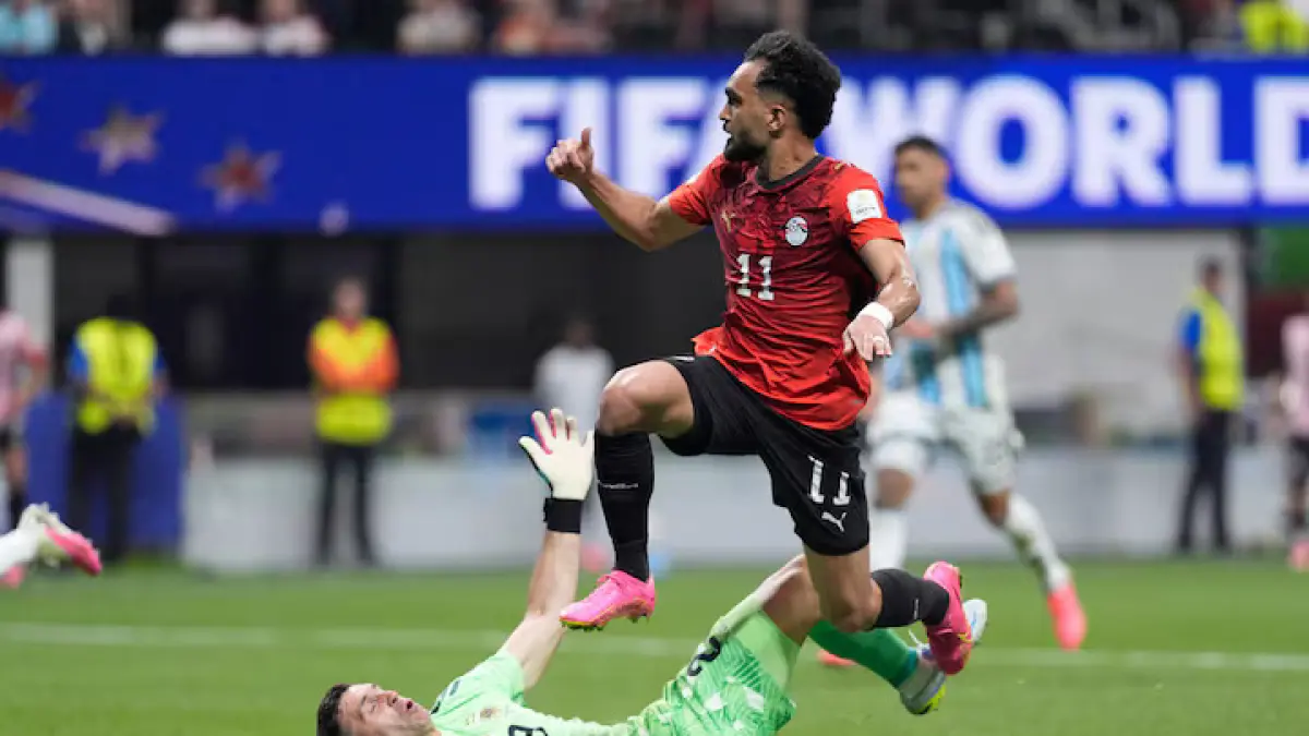 Mostafa Zico dari Mesir mencetak gol ke gawang Emiliano Martinez dari Argentina yang kemudian dianulir, (7/7/2026) . (Dale Zanine/Reuters)