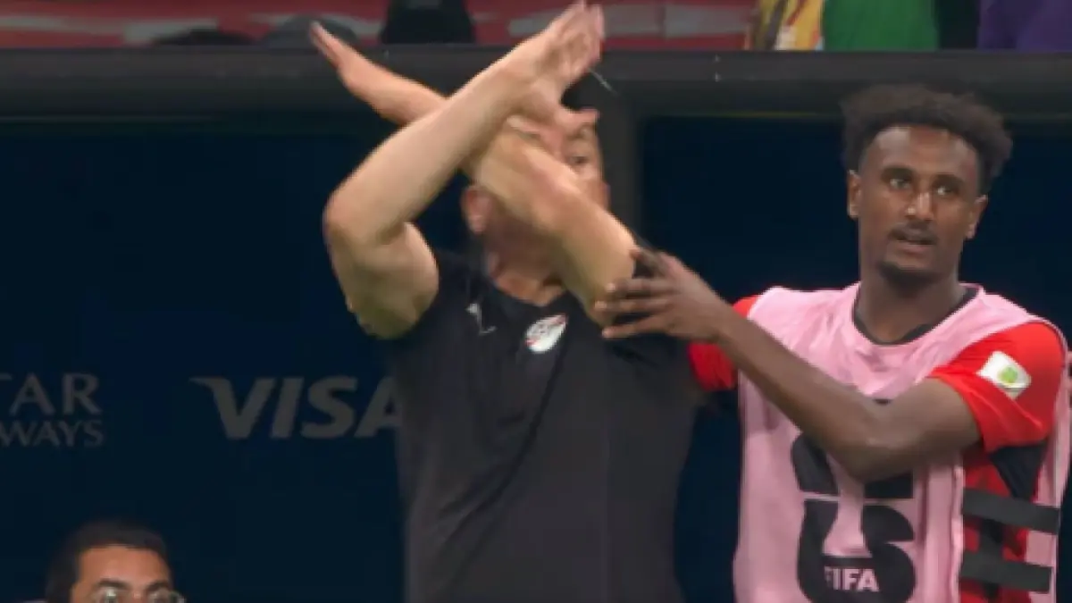 Pelatih kepala Mesir, Hossam Hassan saat memberikan tanda silang dalam laga mesir vs argentina