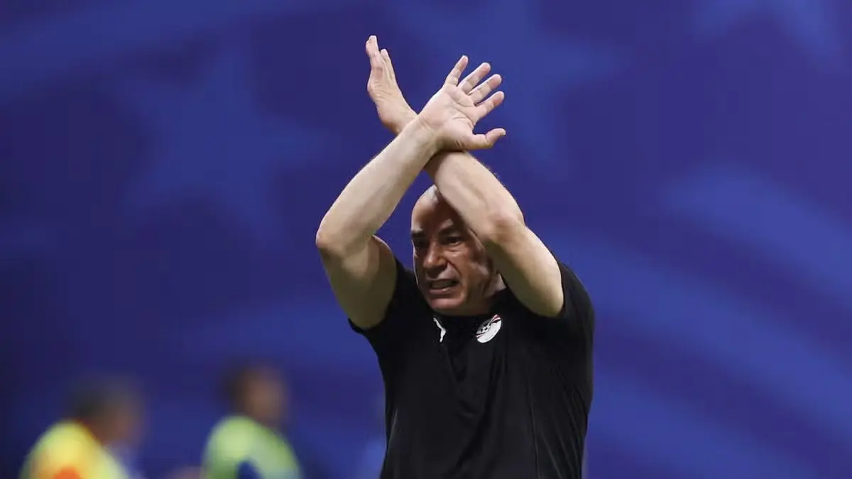 Pelatih Timnas Mesir, Hossam Hassan, mengangkat kedua lengannja membentu simbol "X" sesaat usai laga kontra Argentina. Ia kemudian diganjar kartu kunign aoleh wasit, (Buda Mendes/Getty Images)