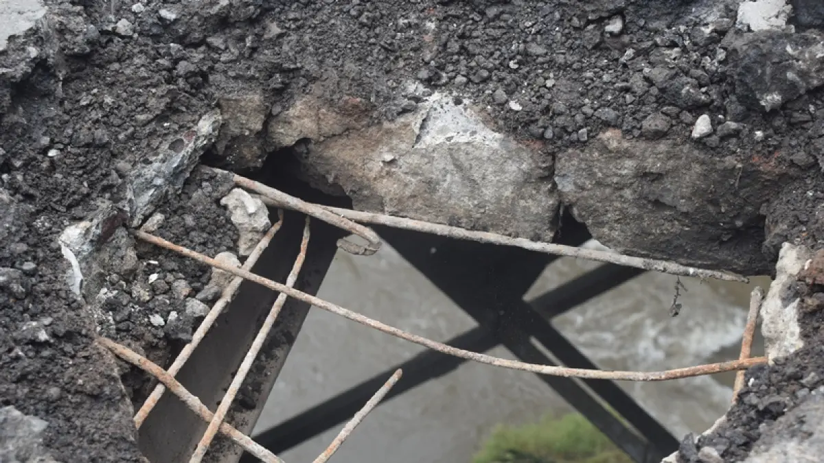 SUDAH LUBANG SEJAK 2021: Dokumentasi Jawa Pos Radar Ijen terkait lubang di Jembatan Koncer pada 24 Februari 2021 silam. (M. AINUL BUDI/RJ)