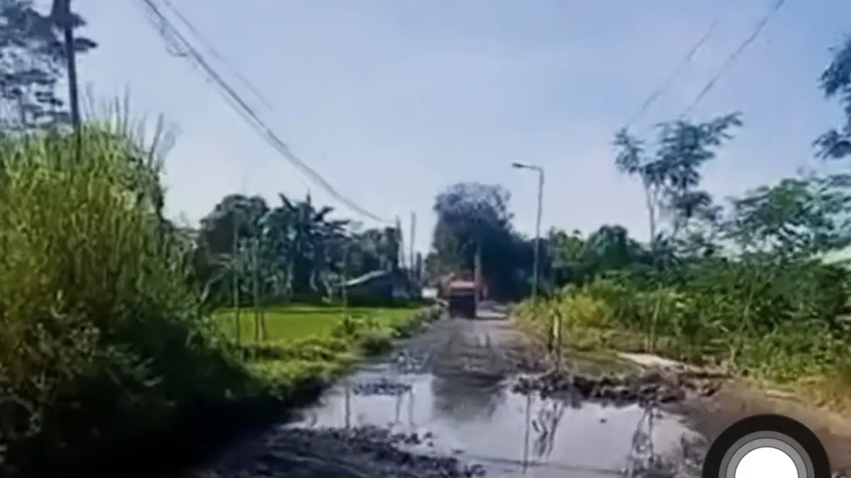 Tangkap layar kondisi jalan rusak di Lumajang