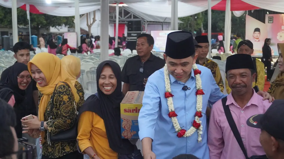 TURUN KE MASYARAKAT: Bupati Gus Fawait, saat serap aspirasi dan sosialisasi program, dalam giat Bunga Desaku Sukorambi, pekan lalu (28/6). (MAULANA/RADAR JEMBER)
