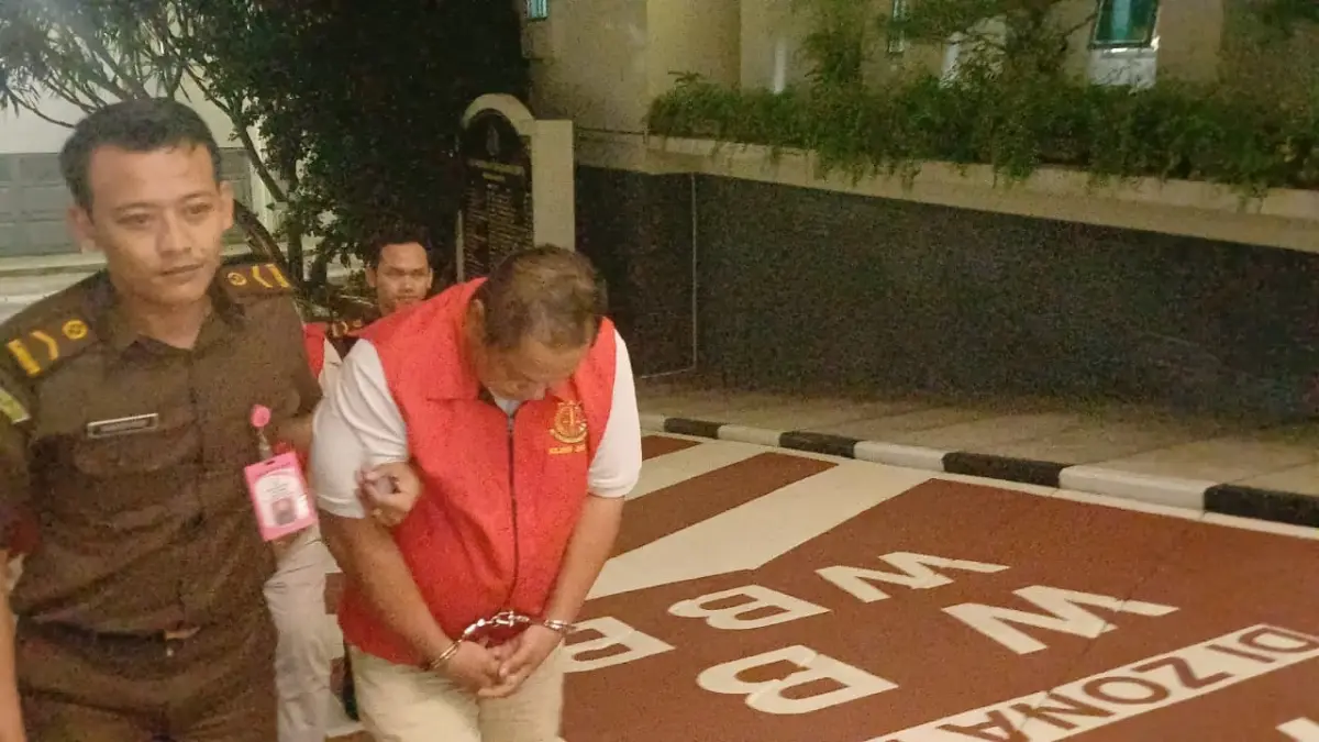 ANGKAT SUARA: Konferensi pers Asisten Tindak Pidana Khusus Kejati Jatim I Gede Punia terkait penangkapan penyelewengan KUR salah satu bank plat merah cabang Jember, Rabu (8/9). (KEJATI JATIM)