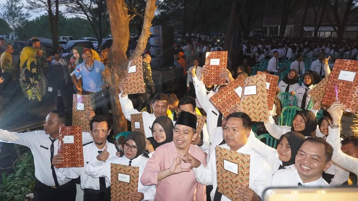 BERI KEPASTIAN: Bupati Jember Gus Fawait menyerahkan SK PPPK. (MAULANA/RADAR JEMBER)