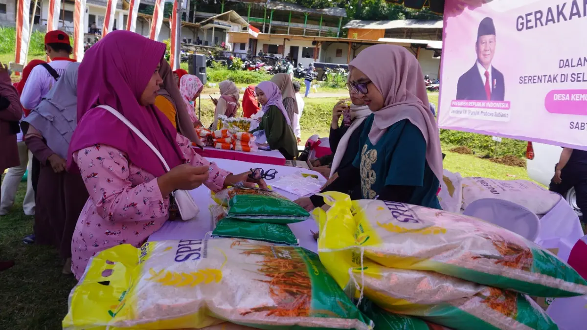 INTERVENSI PASAR: Salah satu giat pasar murah yang dilaksanakan di Jember, menjajakan berbagai kebutuhan pokok dengan harga miring. (MAULANA/RADAR JEMBER)