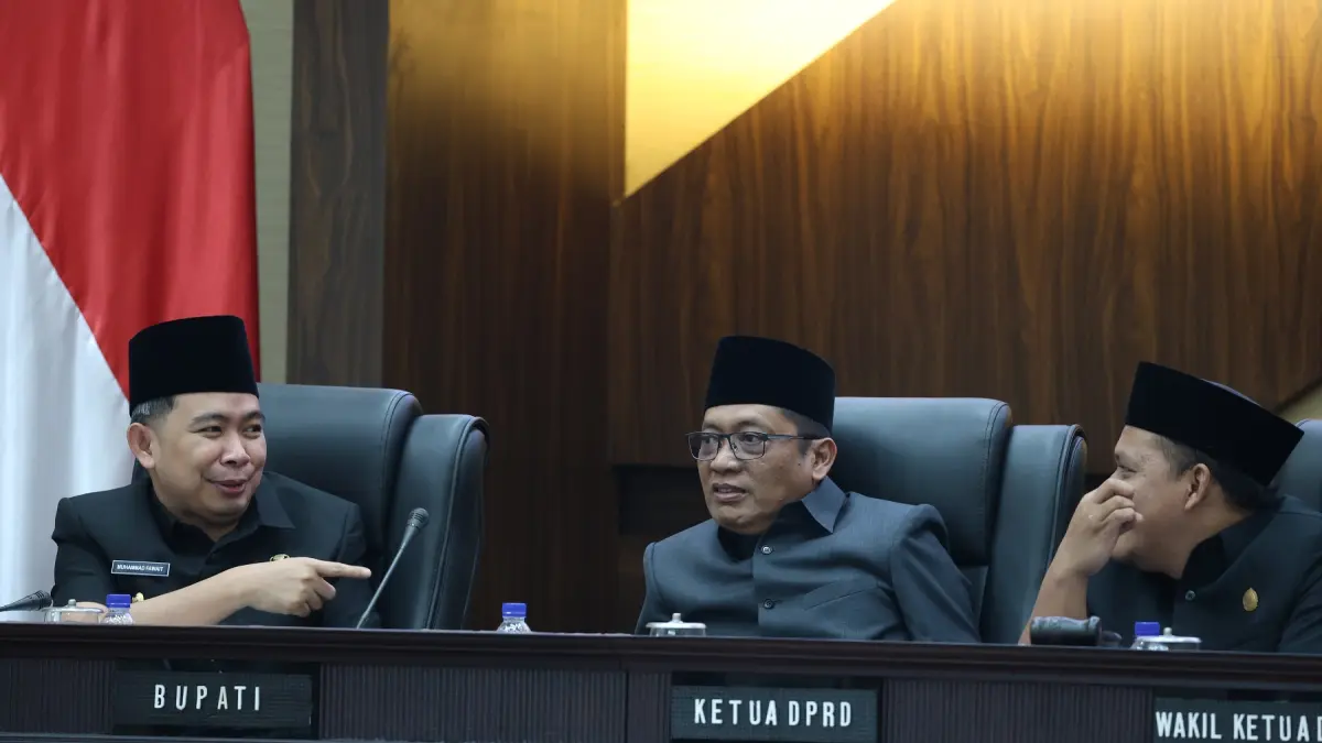 KOLABORASI: Bupati Gus Fawait, beserta pimpinan Dewan, saat suatu kesempatan rapat paripurna di Gedung DPRD Jember, belum lama ini. (MAULANA/RADAR JEMBER)