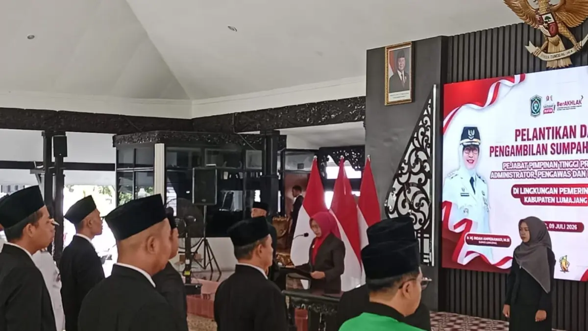 LANTIK: Bupati Lumajang Indah Amperawati saat melantik ratusan pejabat di Pendapa Arya Wiraraja .(ATIEQSON MAR IQBAL/RAME)