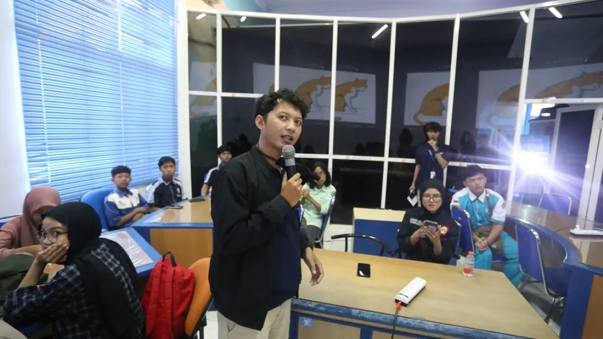 SHARING ILMU: Ilustrator, content creator, sekaligus copy editor Jawa Pos Radar Jember Imron Hidayatullah memberikan pengajaran tentang memanfaatkan gawai sebagai media belajar ilustrasi. (YULIO FA/RADAR JEMBER)