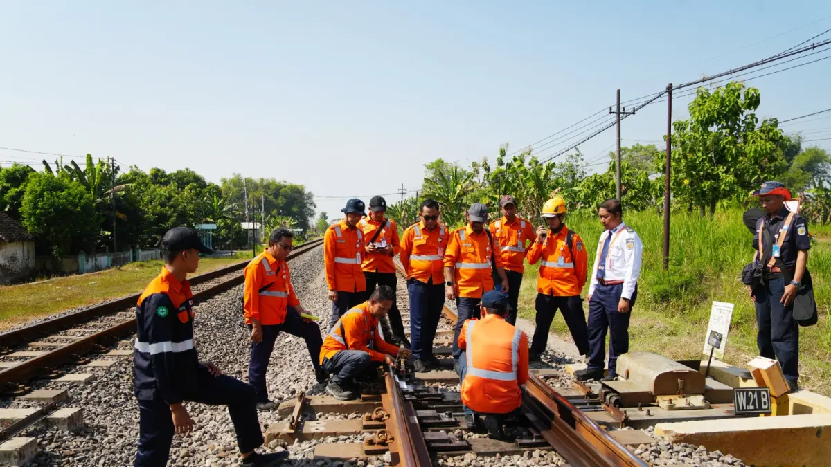 Tingkatkan Keselamatan Perjalanan KA, KAI Daop 7 Madiun Gelar Inspeksi Lintas Gunakan Lori Dresin (HUMAS DAOP 7)