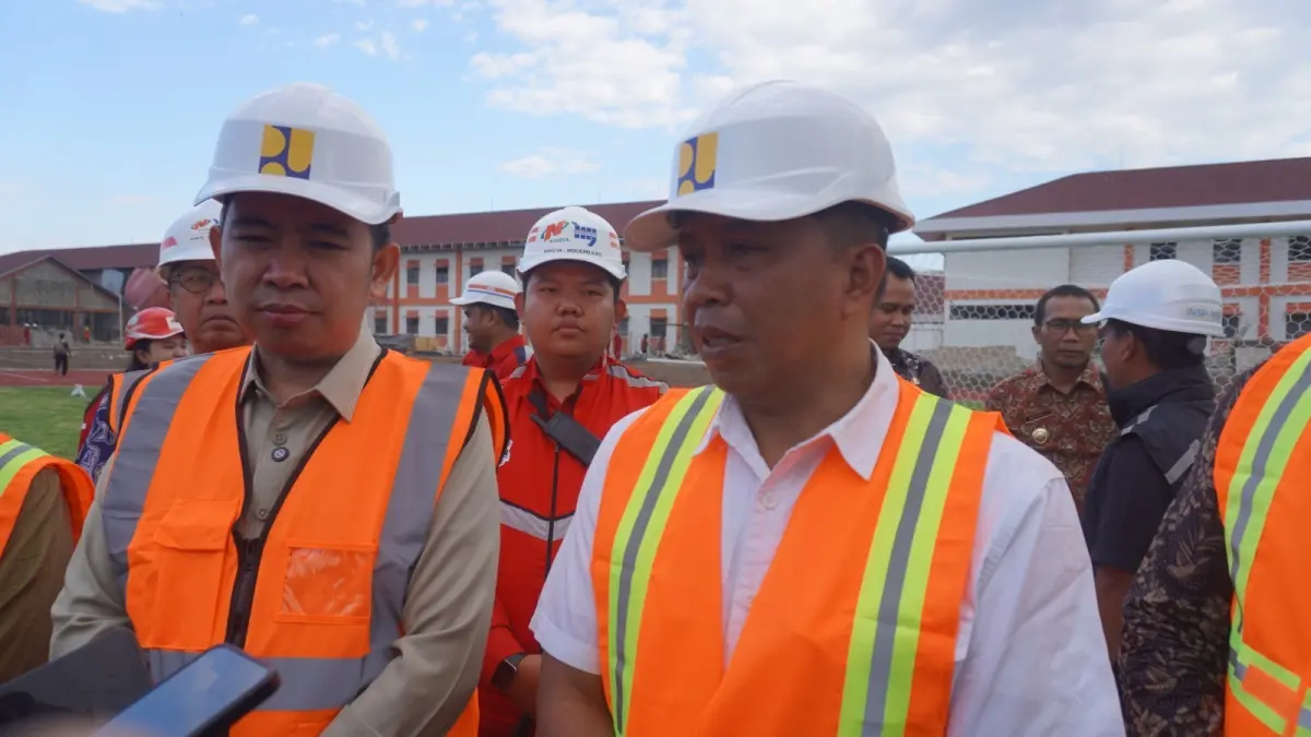BERI PAPARAN: Bupati Gus Fawait dan Direktur Rehabilitasi Sosial Kemensos M. Royani, memberikan keterangan pers, usai meninjau pembangunan gedung Sekolah Rakyat, di Ajung Jember, (9/7). (MAULANA/RADAR JEMBER)