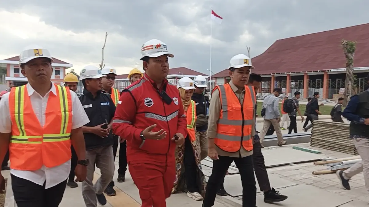 (Dari kiri)Direktur Rehabilitasi Sosial Kemensos M. Royani, pihak pengembang, dan Bupati Gus Fawait, saat meninjau beberapa sudut bagian Gedung Sekolah Rakyat, di Ajung, Jember, Kamis (9/7).&nbsp;