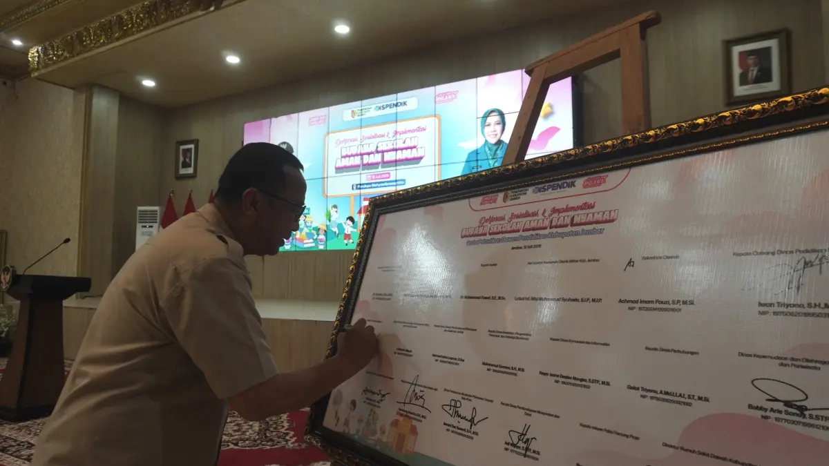 DEKLARASI: Prosesi deklarasi Budaya Sekolah Aman dan Nyaman (BSAN) di Pendapa Wahyawibawagraha, kemarin (10/7). (SIDKIN ALI/RADAR JEMBER)