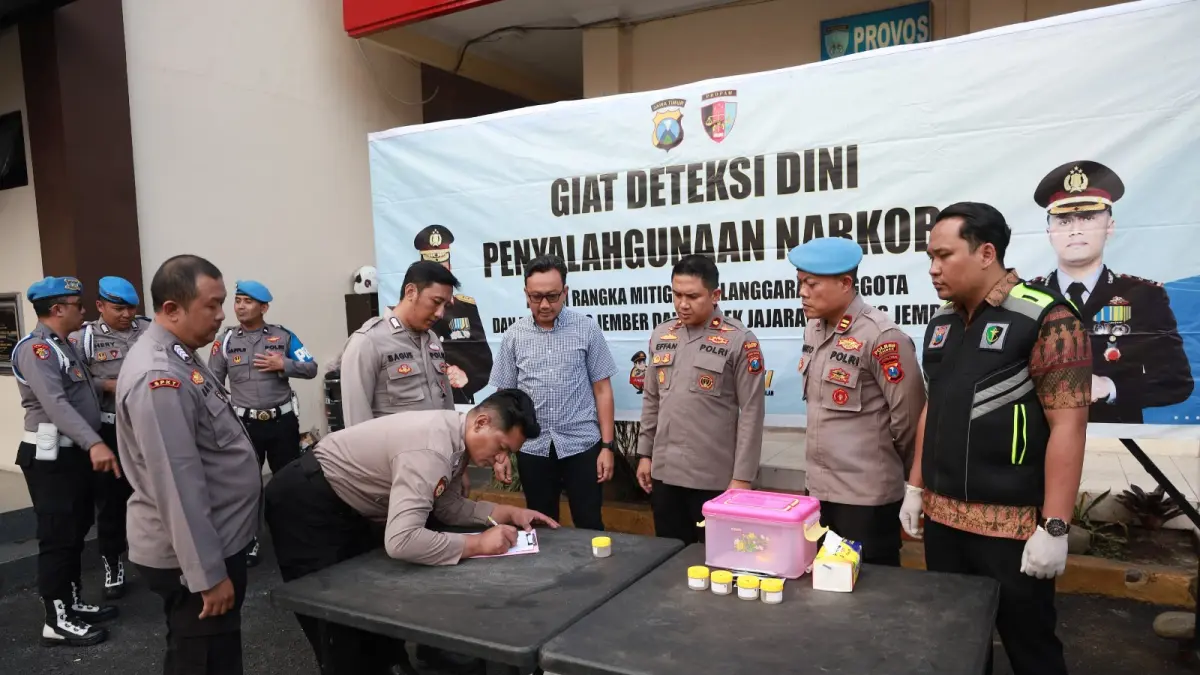 PEMERIKSAAN: Tes urine mendadak digelar Polres Jember untuk memastikan anggotanya negatif narkotika. (POLRES JEMBER)