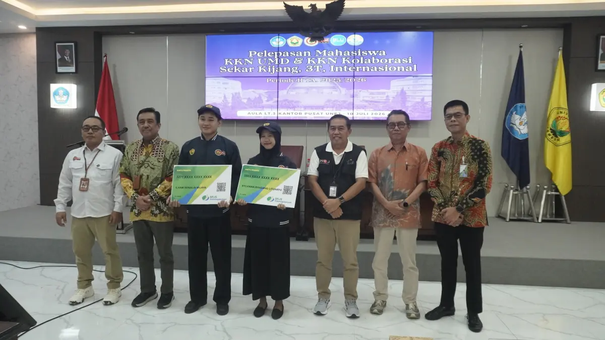 DILINDUNGI: Kepala Kantor Cabang BPJS Ketenagakerjaan Jember Dadang Komaruddin menyerahkan kartu kepesertaan kepada mahasiswa KKN Kolaborasi Unej di Lantai 3 Kantor Pusat Unej, Jumat (10/7/2026). (SIDKIN ALI/RADAR JEMBER)