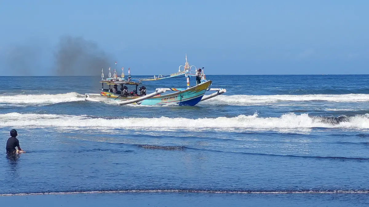 SUSAH MASUK: Jukung milik nelayan asal Getem dan Kalimalang, Desa Mojomulyo, Kecamatan Puger, sempat ada yang kandas akibat muara plawangan yang dangkal. (JUMAI/RADAR JEMBER)
