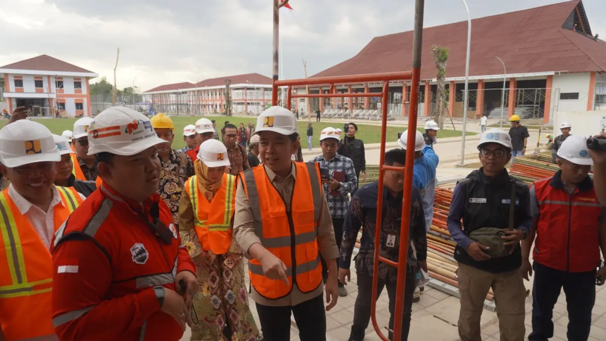 TINJAU KESIAPAN: Bupati Gus Fawait bersama pihak pengembang dan Direktur Rehabilitasi Sosial Kemensos M. Royani, saat meninjau beberapa sudut bagian Gedung Sekolah Rakyat, di Ajung, Jember, Kamis (9/7). (MAULANA/RADAR JEMBER)