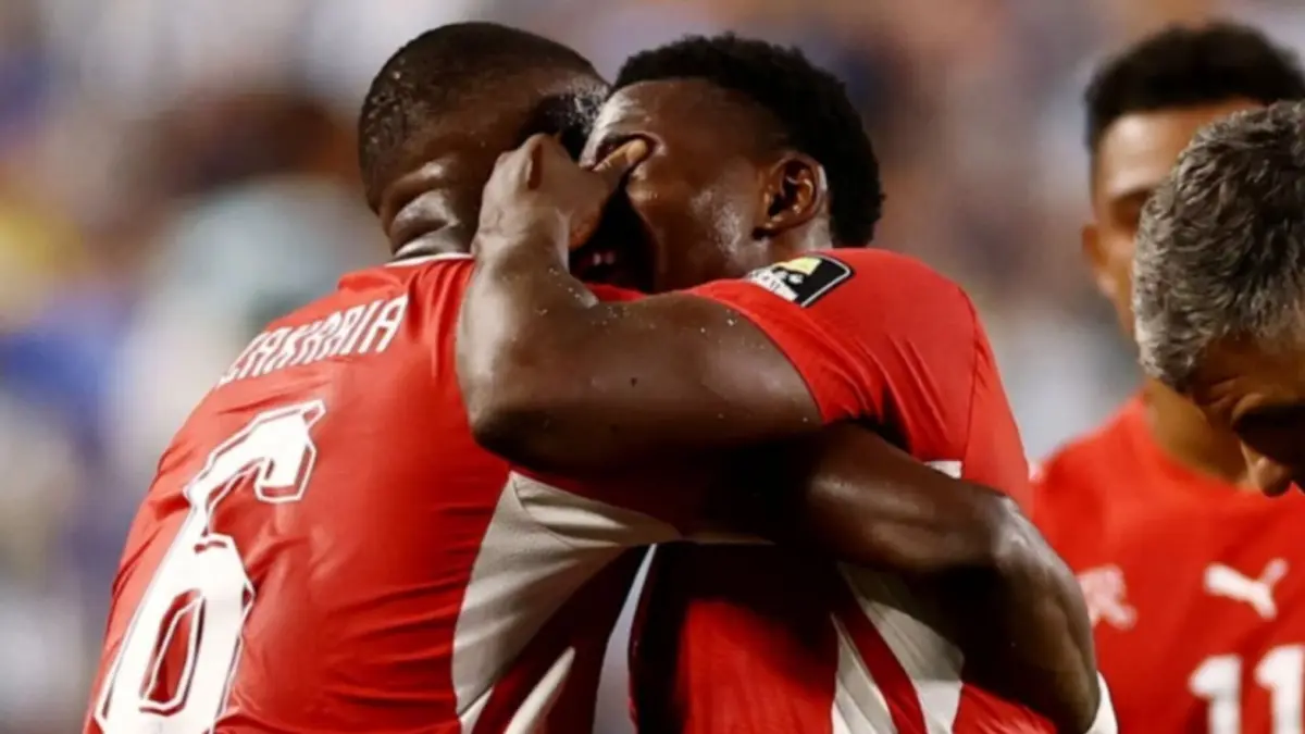 Breel Embolo pemain Swiss saat mendapat kartu merah