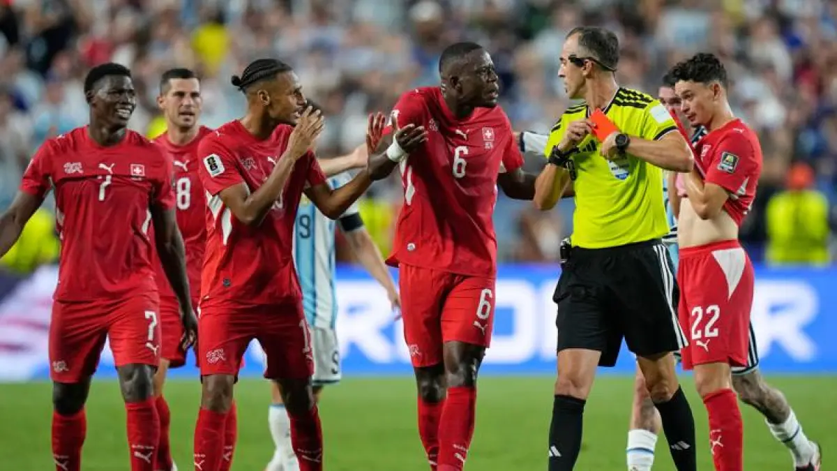 Drama kartu merah Breel Embolo saat Swiss kalah dari Argentina di perempat final Piala Dunia 2026. (AFP)