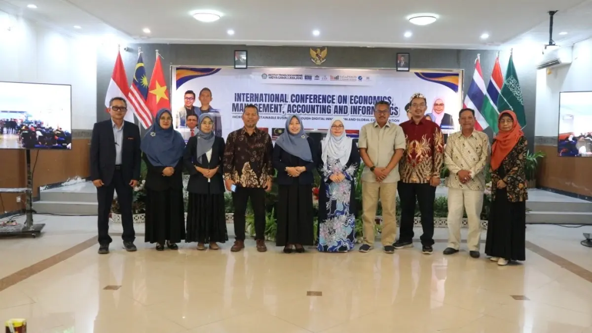 Foto bersama The 1st ICEMAI (International Conference on Economics, Management, Accounting &nbsp;and Informatic) &nbsp; di Auditorium ‘Semeru’, Rabu (08/07/2026) dan Lokakarya & Community Service di Huntap Semeru Kamis (09/07/2026).