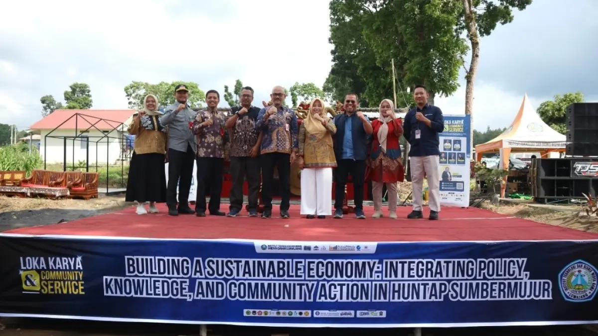 Foto bersama ITB Wiga Lumajang bersama Pejabat Daerah di Huntap, Bumi Semeru Damai (BSD)