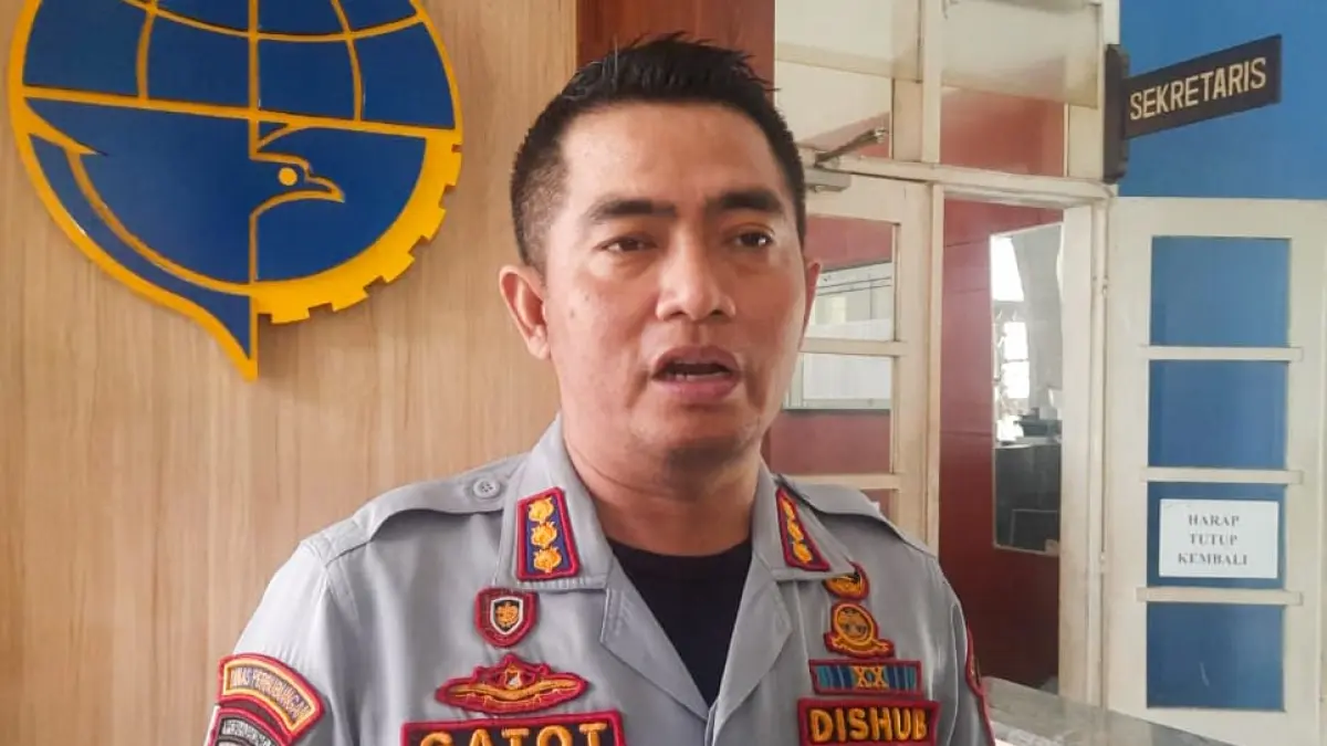 “Kami mengimbau masyarakat maupun provider yang akan memasang jaringan agar terlebih dahulu mengurus perizinan sesuai ketentuan yang berlaku.” Gatot Triyono, Kepala Dishub Jember. (SIDKIN ALI/RADAR JEMBER)
