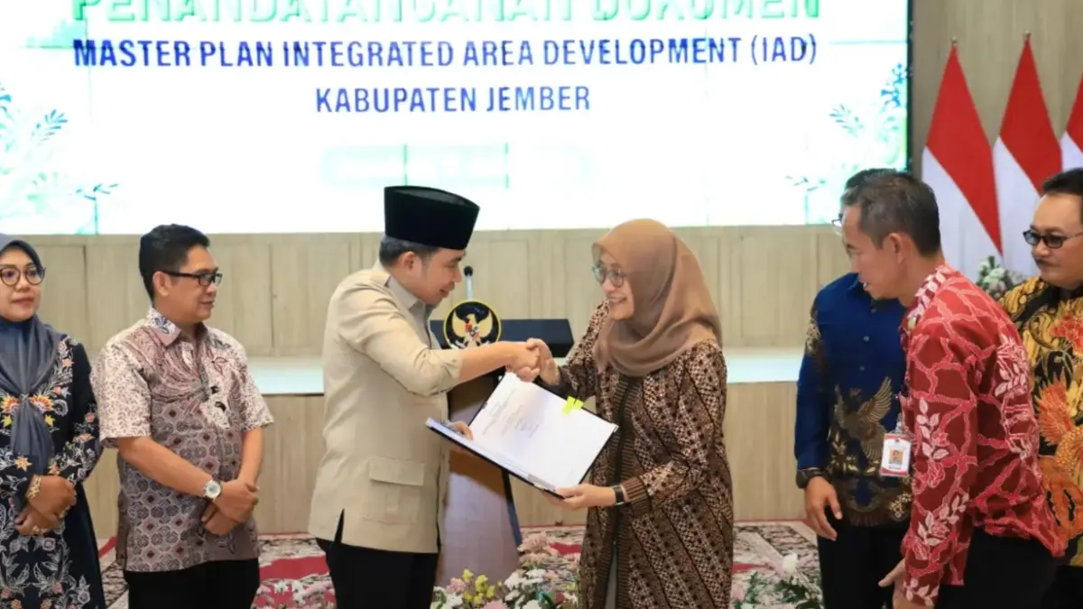 PERKUAT KOLABORASI: Bupati Gus Fawait dan Dirjen Perhutanan Sosial Kemenhut, Catur Endah Prasetiani, usai keduanya menandatangani Master Plan Integrated Area Development (IAD) Jember 2026–2030, di Pendapa Wahyawibawagraha, (9/7). (DOK. PEMKAB JEMBER)