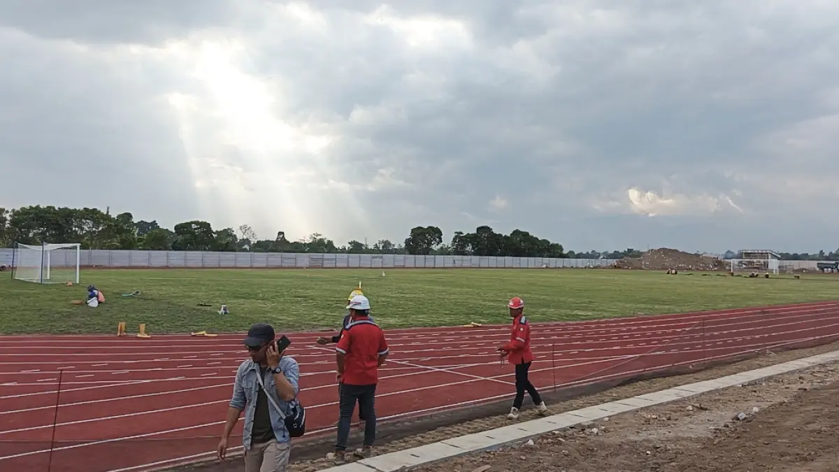 Sejumlah pekerja saat melakukan perawatan pada rumput lapangan bola di Sekolah Rakyat Jember. (Maulana/JPRJ)