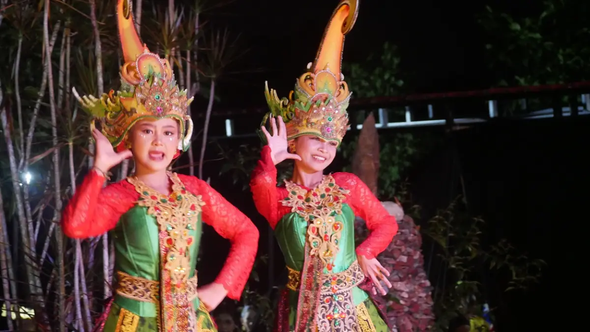 TERUS DIHIDUPKAN: Salah satu penampilan pada Festival Kunang-Kunang Kebudayaan di Taman Nara Bestari, Kelurahan/Kecamatan Patrang, Sabtu malam (11/7). (SIDKIN ALI/RADAR JEMBER)