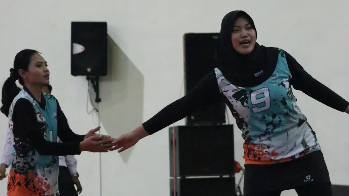 Pemain voli AKPK Polije, Ekkinanti (kanan) merayakan raihan poin bersama Vindyantari Aprillia Putri
