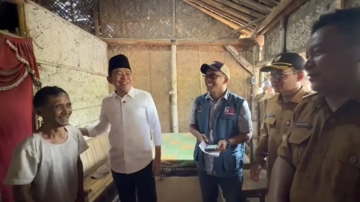 BUTUH ULURAN: Bupati Gus Fawait dan rombongan saat mengunjungi rumah Sucipto, warga di Dusun Pondok Lalang, Desa Wonojati, Kecamatan Jenggawah. Berangkat dari laporan pemerintah desa setempat, rumah itu masuk menjadi salah satu program bedah rumah, program Rumah Tidak Layak Huni (RTLH) 2026. (MAULANA/RADAR JEMBER)