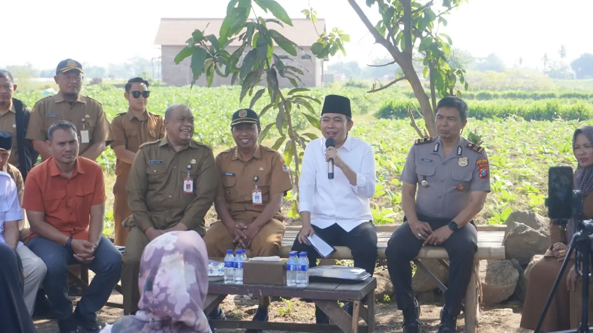 GANYENG: Momen hangat Bupati Gus Fawait saat turun menyapa warga, di sela-sela giat inspeksi pembangunan infrastruktur pertanian di Dusun Pondok Lalang, Desa Wonojati, Jenggawah, (13/7). (MAULANA/RADAR JEMBER)