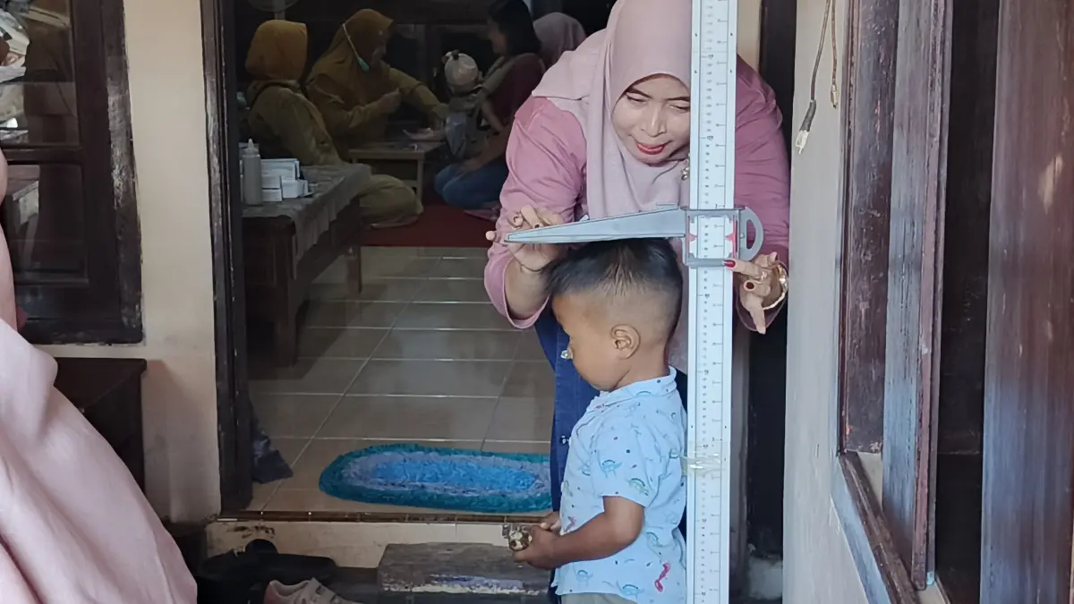 Kegiatan Posyandu di Dusun Sumberan Desa Karanganyar Kecamatan Ambulu, Jember, (13/7/2026). (Maulana/JPRJ)