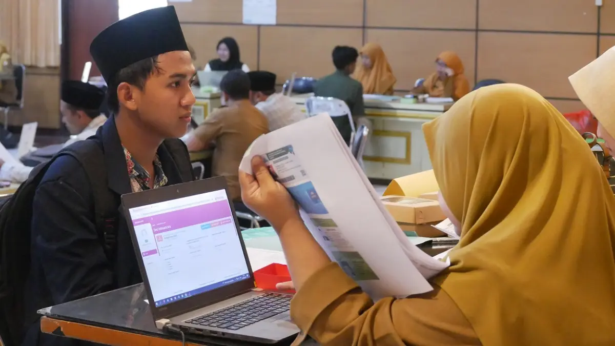 KEMBALI BUKA: Proses seleksi wawancara Beasiswa Cinta Bergema Tahun 2025 lalu. Tahun ini terbuka 4.200 kuota baru. (SIDKIN ALI/RADAR JEMBER)