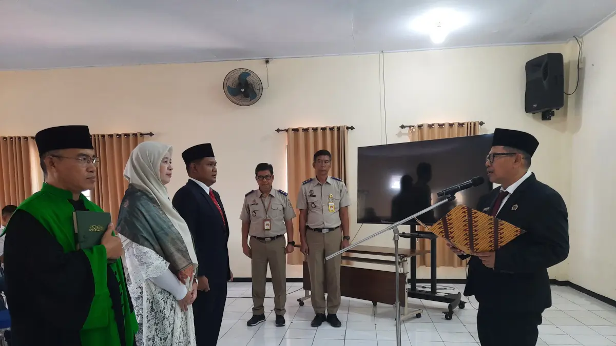 Kepala Kantoh Pertanahan Bondowoso, Ahmad Muqim Haryono saat melantik dua PPAT (FAQIH/RJ)