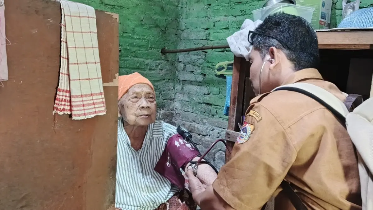KETUK PINTU RUMAH: Petugas Puskesmas Ambulu dan Kader Posyandu, saat mengunjungi kediaman seorang lansia, di Dusun Sentong, Desa Karanganyar, Kecamatan Ambulu, untuk dilakukan pemeriksaan kesehatan, belum lama ini, (13/7). (MAULANA/RADAR JEMBER)