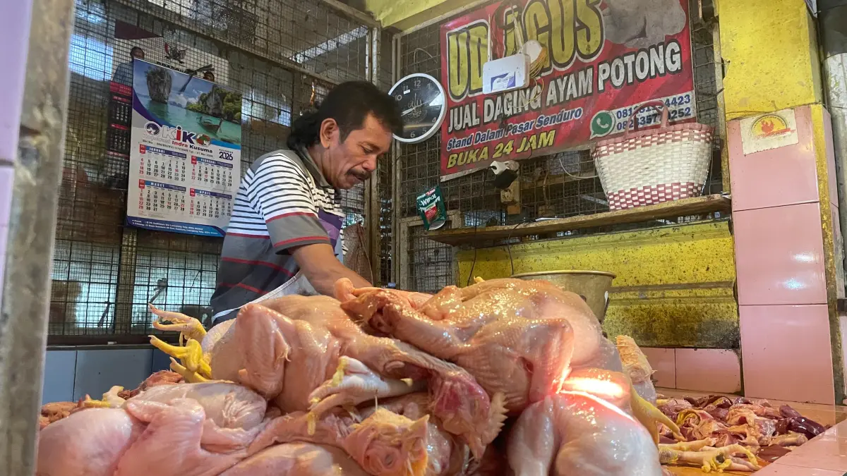 NAIK: Pedagang di pasar Lumajang mulai mengakui kenaikan harga pasca libur sekolah.

