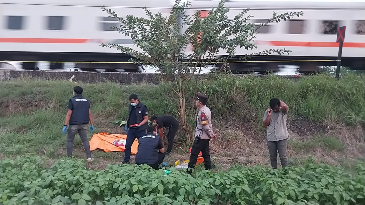 OLAH TKP: Tim Inafis Polres Jember saat melakukan olah tempat kejadian perkara (tkp) penemuan mayat perempuan dipinggir rel KA, Jalan Brawijaya, Kelurahan mangli, Kecamatan Kaliwates Selasa (14/7/2026). (JUMAI/RADAR JEMBER)