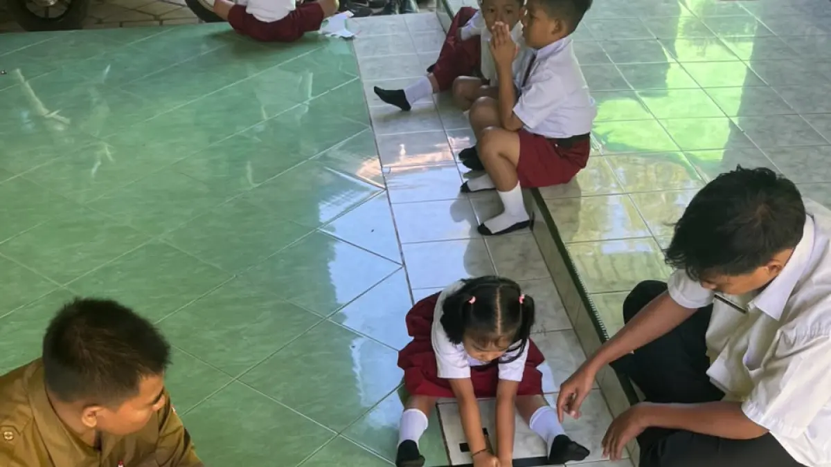 UKUR KELENTURAN: Salah satu siswa SDN Bintoro 01 menjalani tes kelenturan atau sit and reach di sekolah, kemarin (14/7). (RIKI)