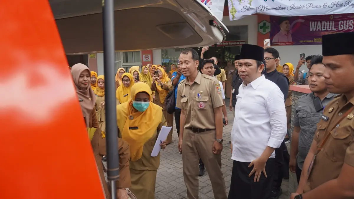CEK PELAYANAN: Bupati Gus Fawait dalam suatu kesempatan turun mengecek pelayanan di Puskesmas. Dalam kesempatan berbeda inspeksi ke Puskesmas Jenggawah, (13/7), ia juga mengecek pelayanan dan fasilitas Puskesmas, dan memberi arahan kepada para petugas kesehatan di lokasi. (MAULANA/RADAR JEMBER)
