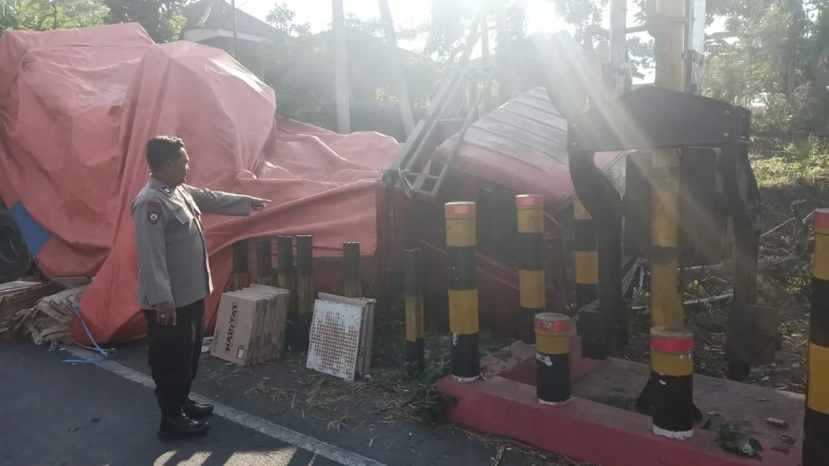 AKIBAT REM BLONG: Truk tronton W 8164 UW terperosok di dekat perlintasan kereta api setelah menabrak dua mobil di Desa Yosorati, Kecamatan Sumberbaru, Selasa (14/7) pagi. (SATLANTAS POLRES JEMBER)