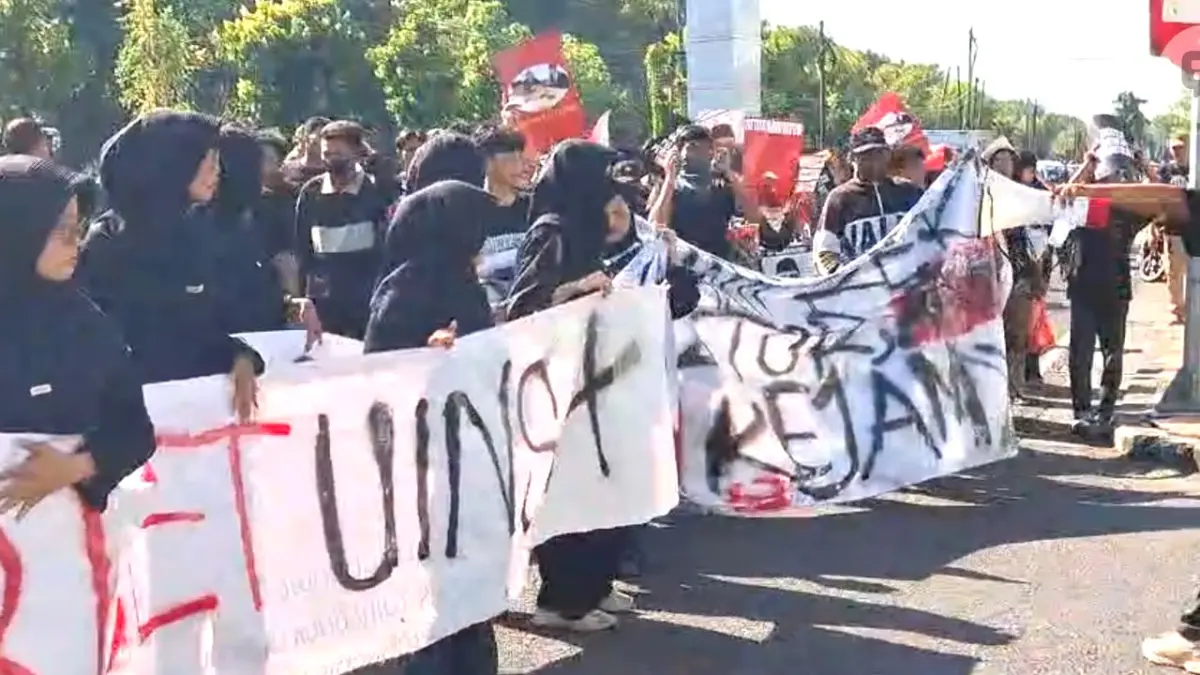 Aksi Damai Mahasiswa UINSA: Ganti Rektor

