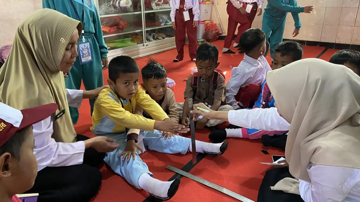 CEK TUBUH: Pengecekan kelenturan fisik siswa baru SDN Pakis 01 di MPLS. (JUMAI/RADAR JEMBER)