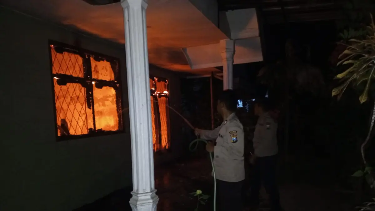 DATANGI LOKASI: Anggota Polsek Wuluhan mendatangi lokasi kebakaran rumah milik warga di Dusun Demangan, Desa Lojejer, Kecamatan Wuluhan, Rabu (15/7) dini hari. (POLSEK WULUHAN)